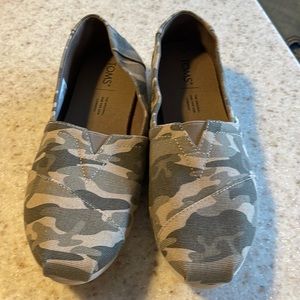 Tom’s Nylon Camo Women’s Size 7